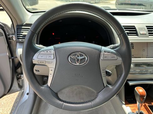Used 2010 Toyota Camry LE FWD image 14