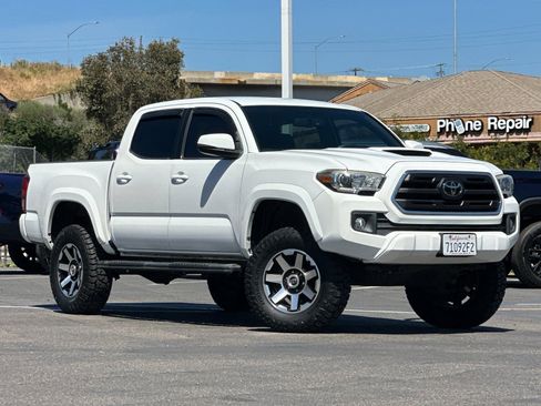 Used 2017 Toyota Tacoma TRD Sport w/ Tow Package image 8