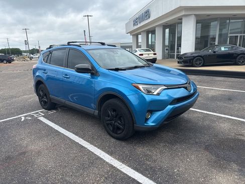 Used 2018 Toyota RAV4 LE FWD image 14