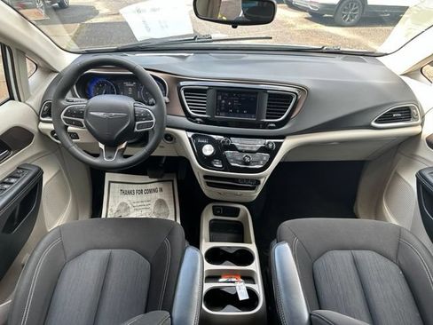 Used 2023 Chrysler Voyager LX FWD image 21