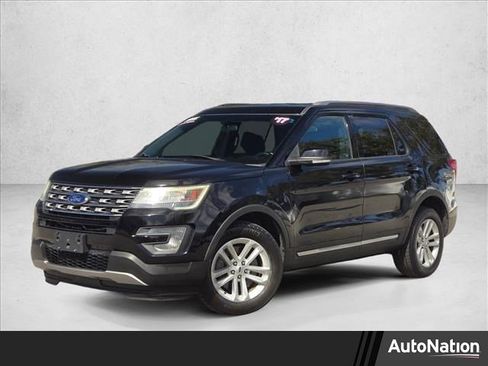 Used 2017 Ford Explorer XLT image 1