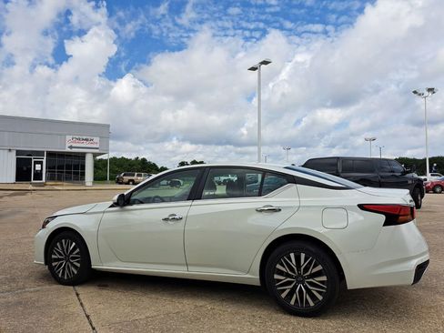Used 2023 Nissan Altima 2.5 SV AWD/4WD image 7