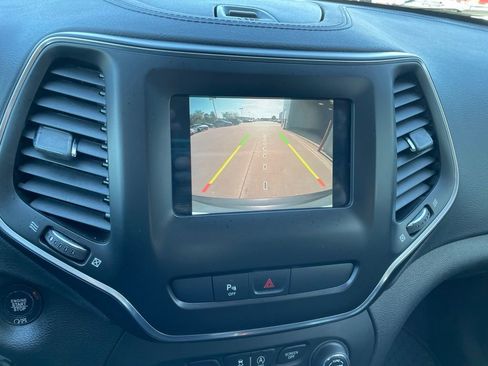 Used 2019 Jeep Cherokee Latitude Plus w/ Cold Weather Group AWD/4WD image 16