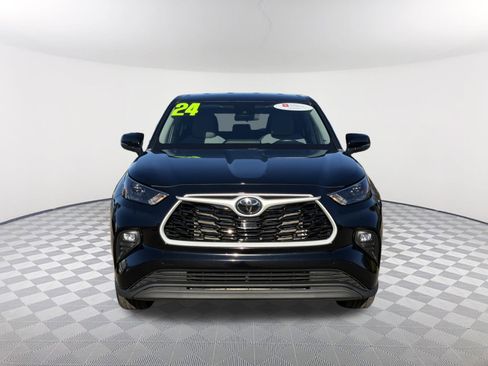 Used 2024 Toyota Highlander LE image 2