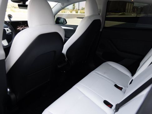 Used 2024 Tesla Model Y Long Range AWD/4WD image 16
