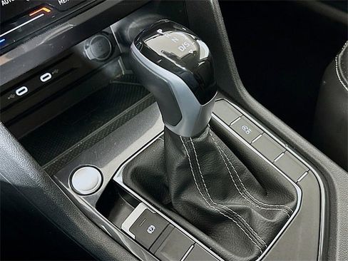 Used 2024 Volkswagen Tiguan SE image 17