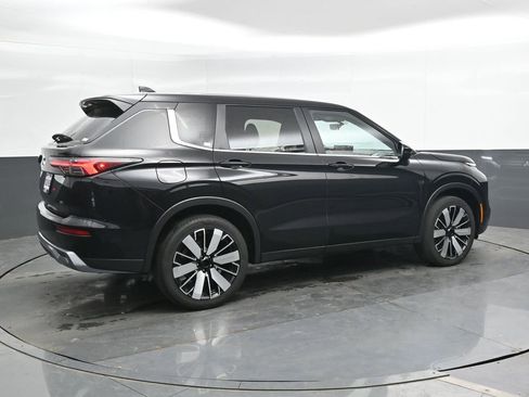 Used 2025 Mitsubishi Outlander AWD image 2