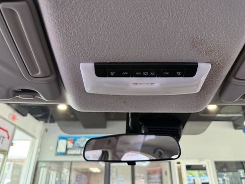 Used 2022 Nissan Versa SV FWD image 19