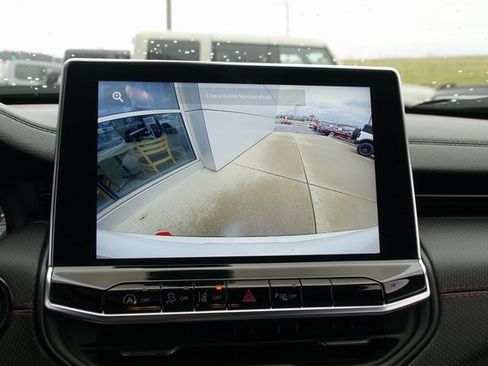 Used 2025 Jeep Compass Trailhawk image 21