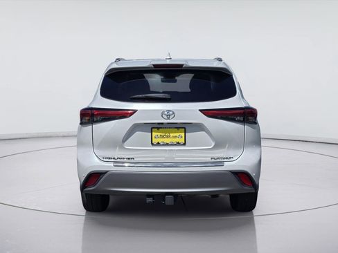 Used 2023 Toyota Highlander Platinum FWD image 7