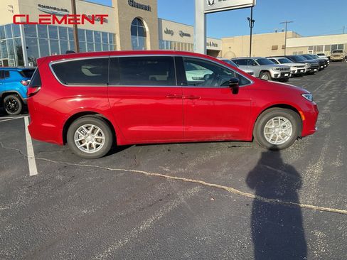 New 2026 Chrysler Pacifica Select image 4