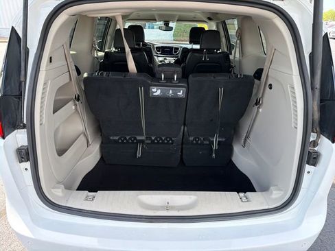 Used 2018 Chrysler Pacifica Touring-L Plus FWD image 5