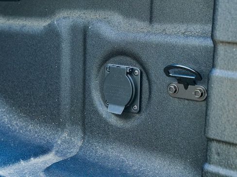 New 2025 Nissan Frontier SV w/ SV Convenience Package image 9