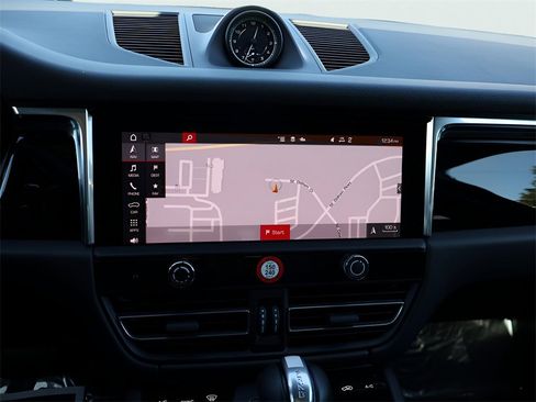 Used 2025 Porsche Macan image 21