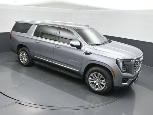 Used 2025 GMC Yukon XL Denali AWD/4WD image 32