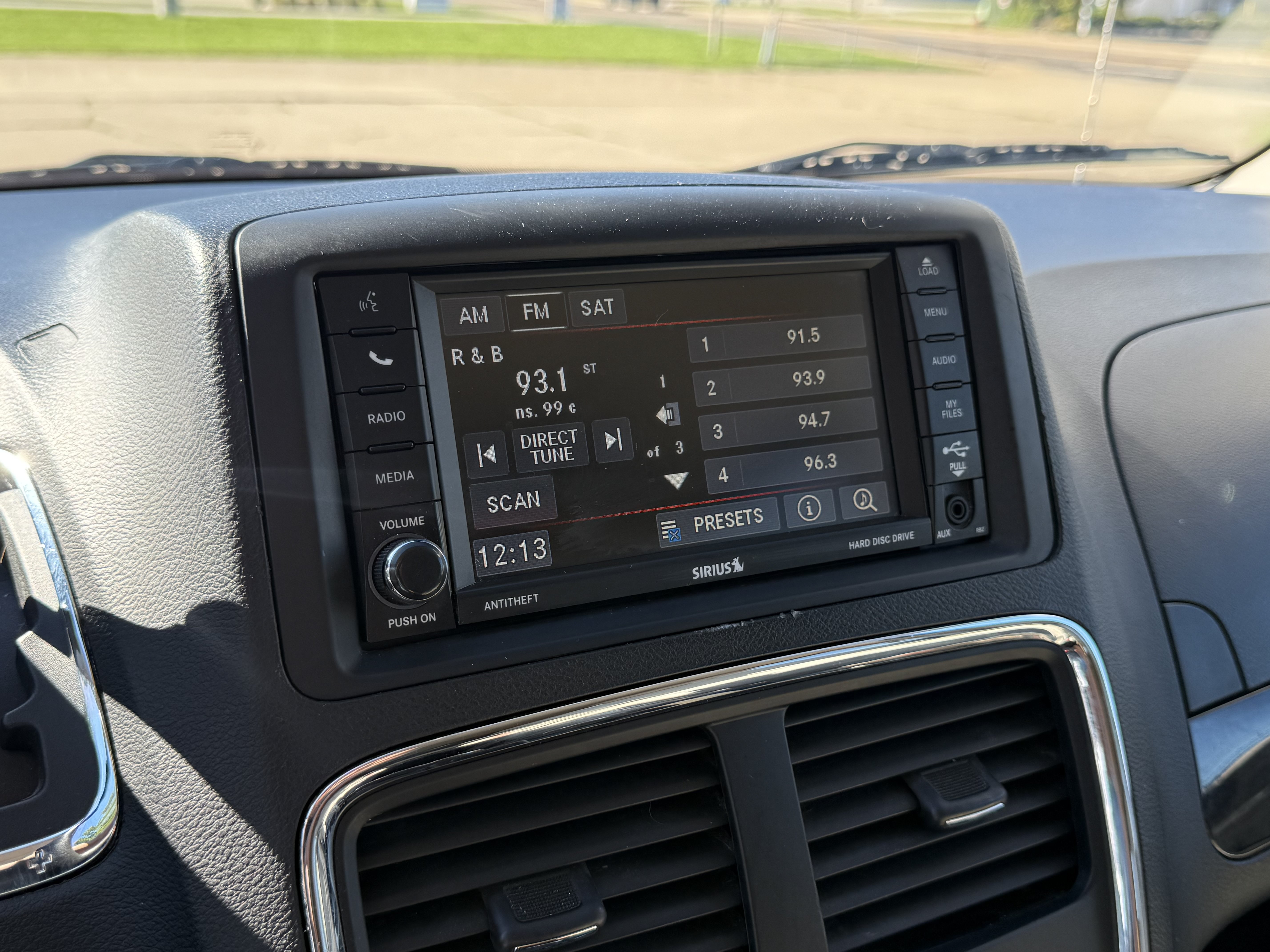 Used 2013 Dodge Grand Caravan SXT FWD image 17