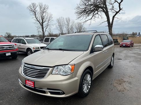 Used 2015 Chrysler Town & Country Touring-L w/ Trailer Tow Group image 1