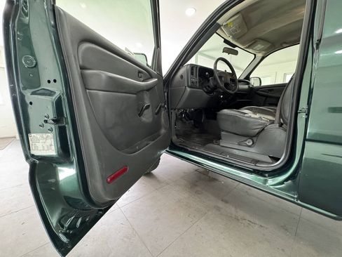 Used 2006 Chevrolet Silverado 2500 W/T w/ Snow Plow Prep Package AWD/4WD image 15