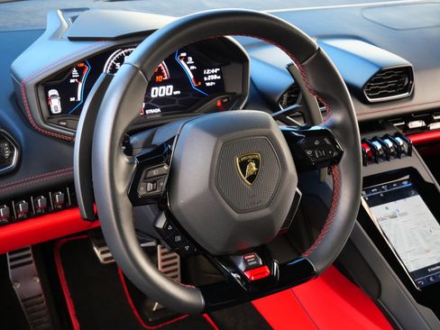 Used 2021 Lamborghini Huracan EVO image 11