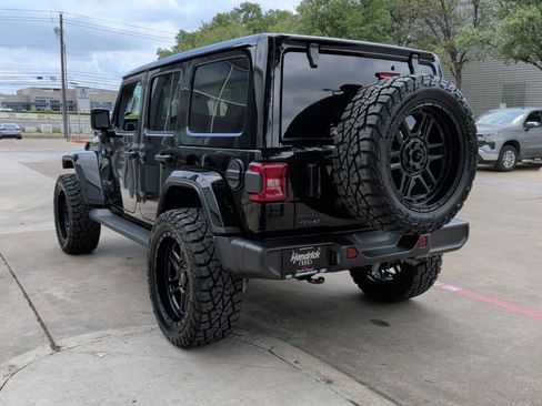 Used 2025 Jeep Wrangler Unlimited Sahara AWD/4WD image 9