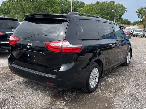 Used 2017 Toyota Sienna XLE w/ XLE Navigation Package FWD image 6