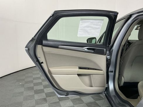 Used 2020 Ford Fusion SE FWD image 23