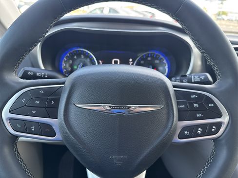 Used 2023 Chrysler Pacifica Touring-L FWD image 15