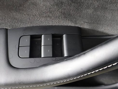 Used 2023 Tesla Model Y Long Range image 36