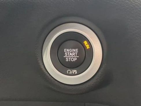Certified 2025 Chrysler Pacifica Select FWD image 36