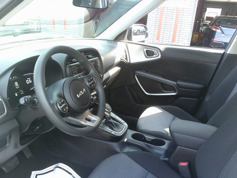 Used 2025 Kia Soul LX FWD image 19