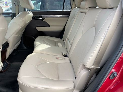 Used 2021 Toyota Highlander Limited image 7