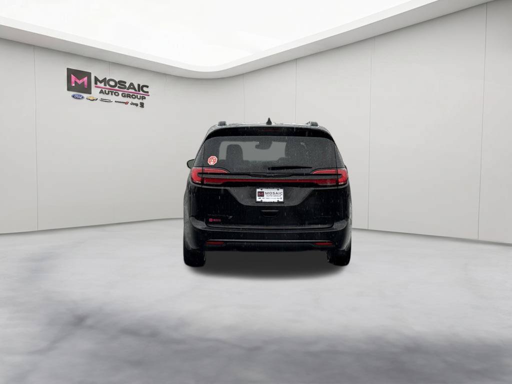 Used 2025 Chrysler Pacifica Limited FWD image 6
