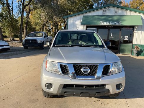 Used 2017 Nissan Frontier SV image 4