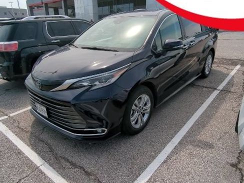 Used 2022 Toyota Sienna Platinum AWD/4WD image 1