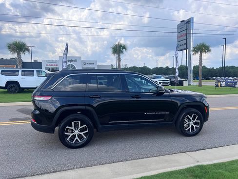 Certified 2025 Jeep Grand Cherokee Limited w/ Trailer Tow Package AWD/4WD image 3