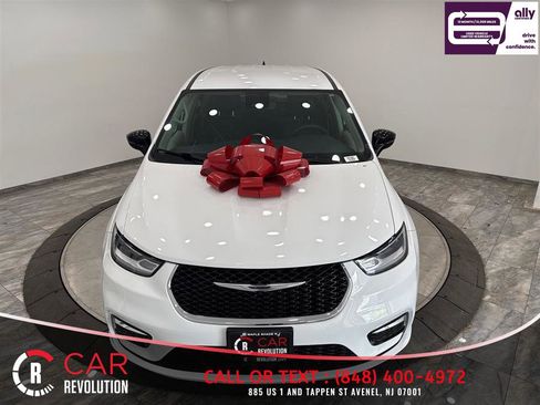 Used 2024 Chrysler Pacifica Limited FWD image 2
