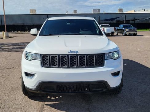 Used 2018 Jeep Grand Cherokee Laredo RWD image 3
