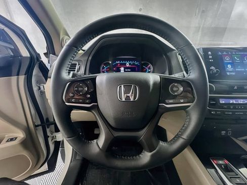 Used 2022 Honda Pilot Touring image 16