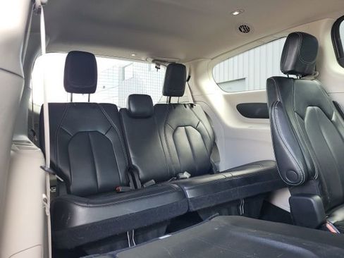 Used 2023 Chrysler Pacifica Touring-L image 14