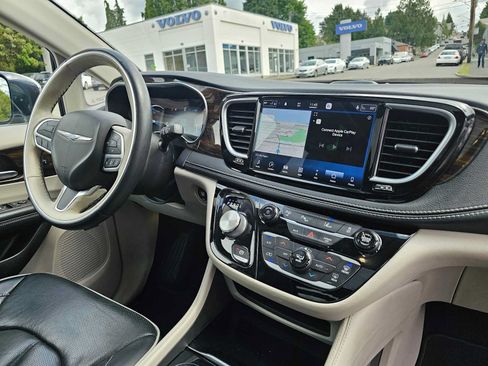 Used 2021 Chrysler Pacifica Limited w/ Premium & Safety Sphere Group FWD image 6