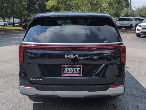 Used 2025 Kia Carnival FWD image 6