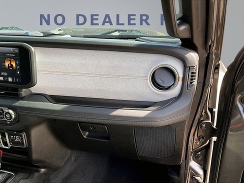 Used 2025 Jeep Wrangler Sahara image 25