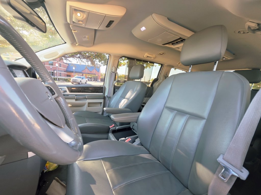 Used 2010 Dodge Grand Caravan SXT FWD image 32