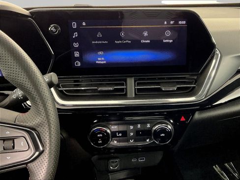 Used 2025 Chevrolet Trax RS w/ Sunroof Package FWD image 9