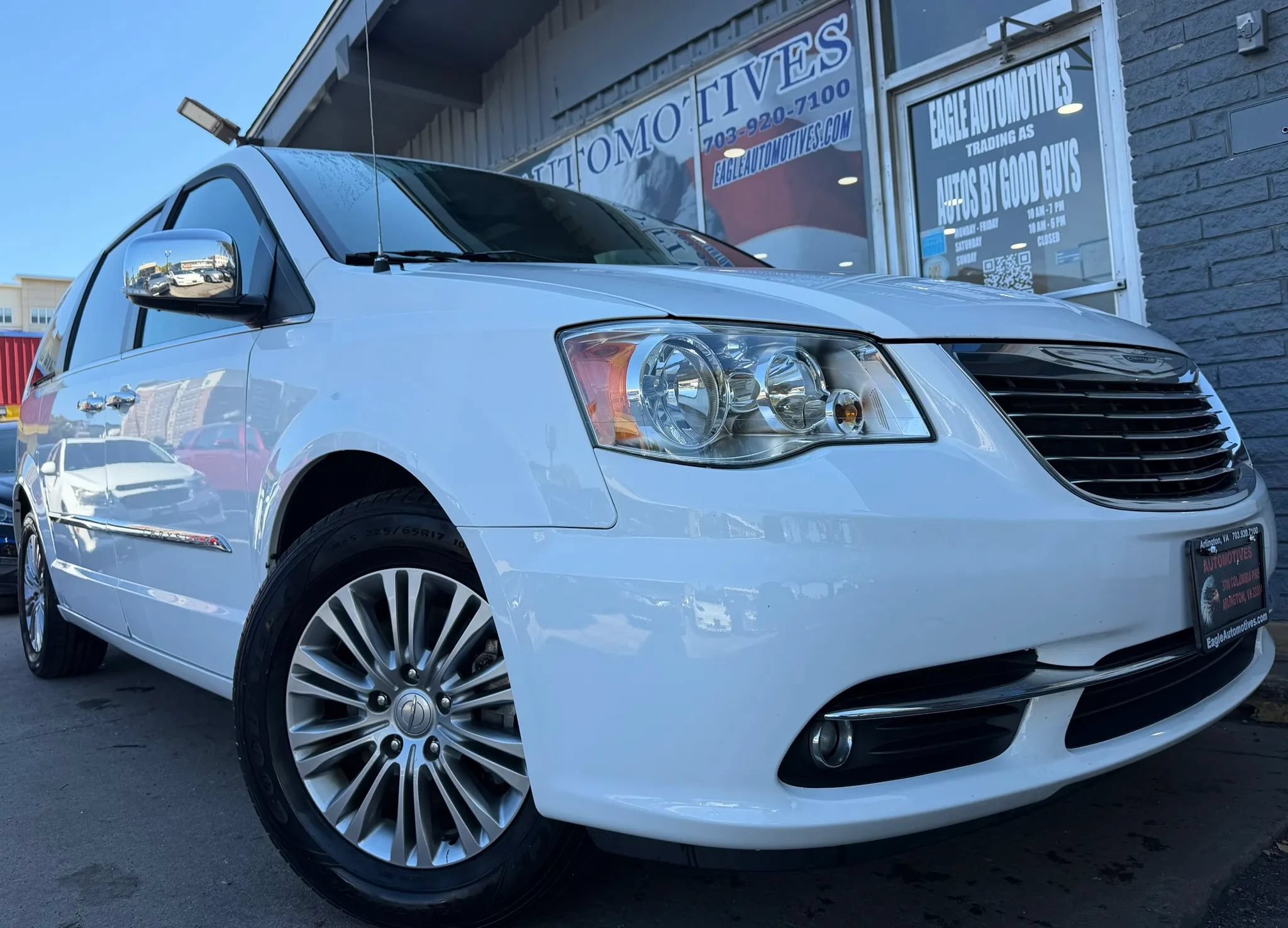 Used 2016 Chrysler Town & Country Touring-L FWD image 1
