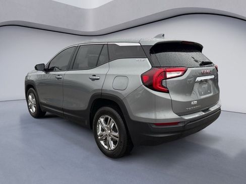 Used 2023 GMC Terrain SLE image 3