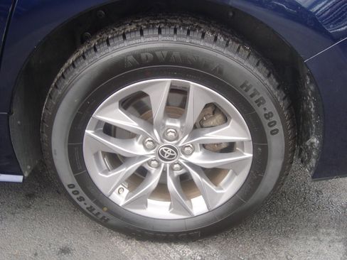 Used 2024 Toyota Sienna XLE image 8