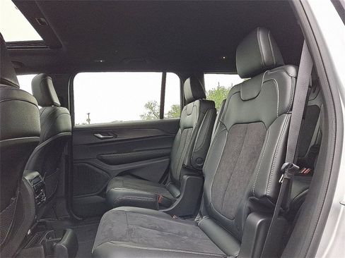 New 2025 Jeep Grand Cherokee L Altitude image 8