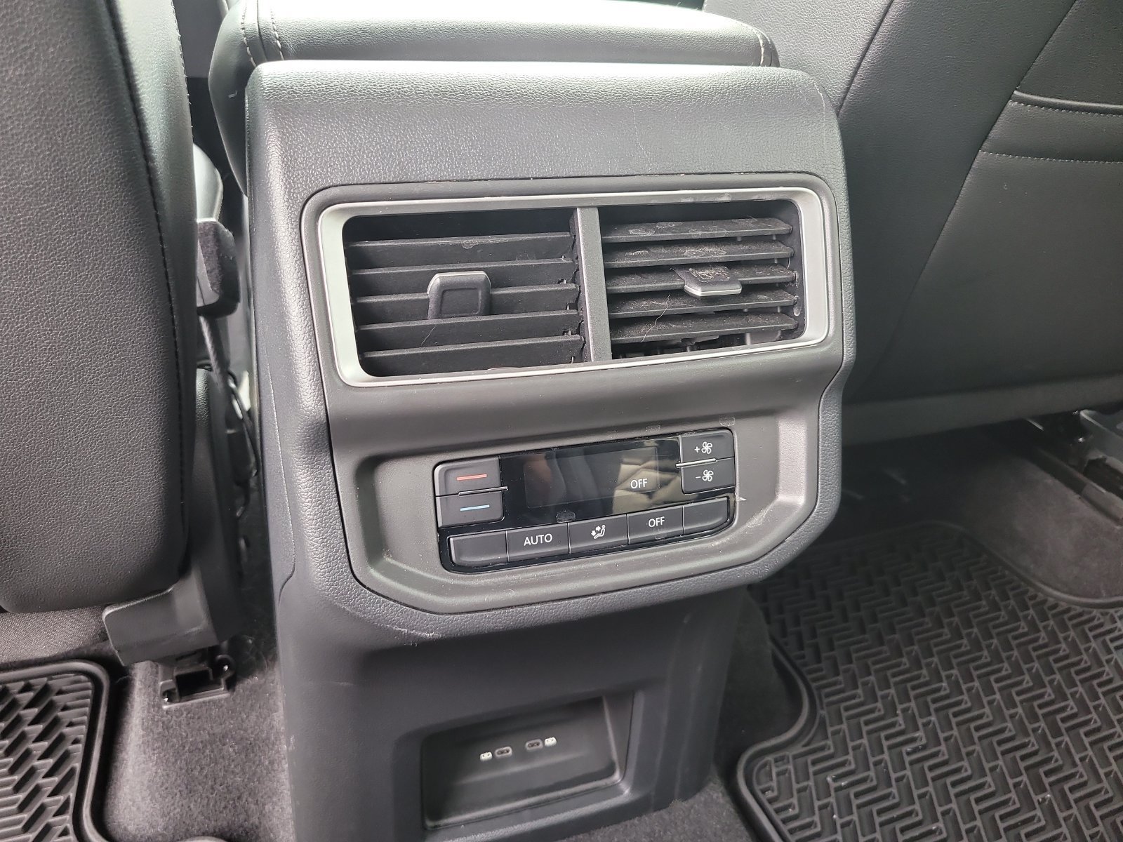 Used 2024 Volkswagen Atlas SE FWD image 12