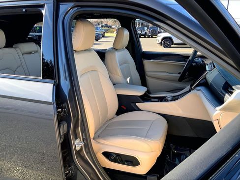 Certified 2024 Jeep Grand Cherokee Limited w/ Luxury Tech Group II image 7